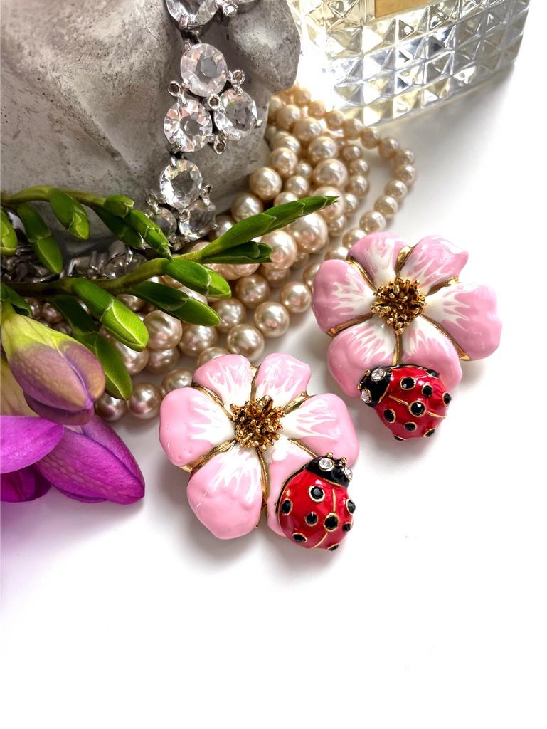Серьги розовые цветы с красными божьими коровками