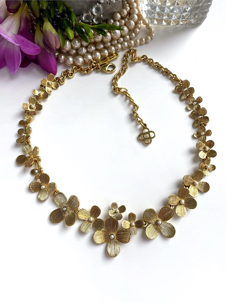 Колье с цветами и жемчужинами