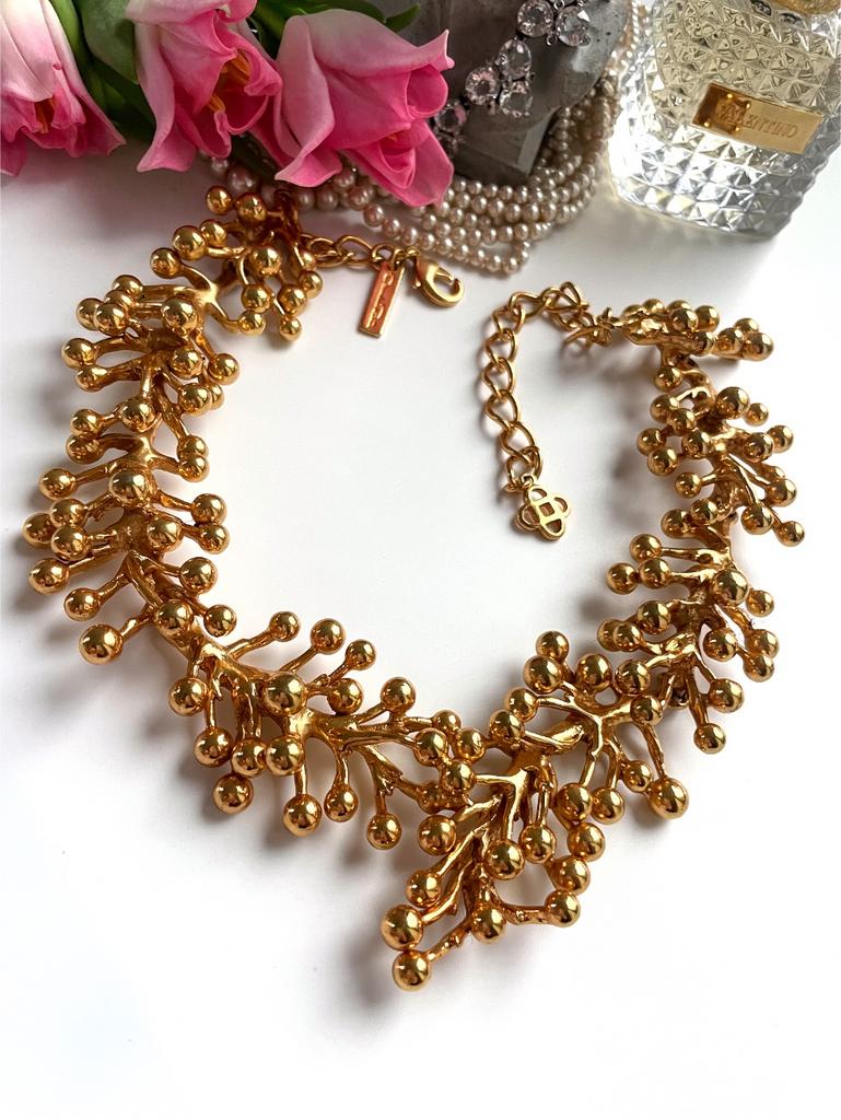 Колье в виде веточек с ягодами