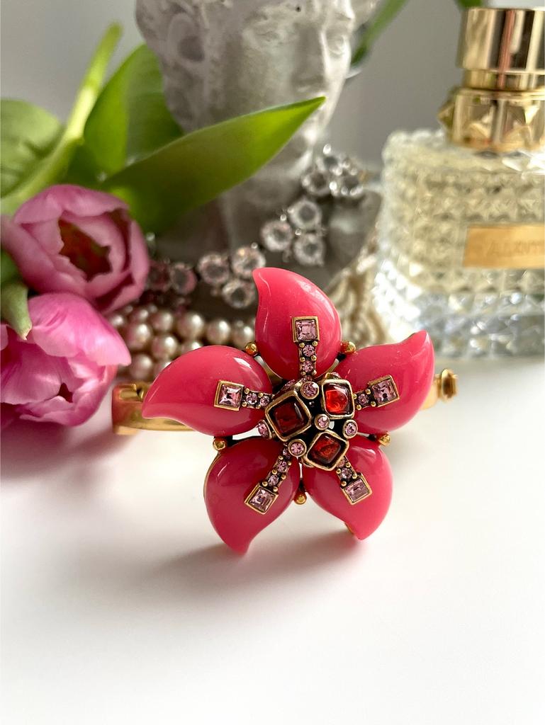 Браслет на магните с розовым цветком