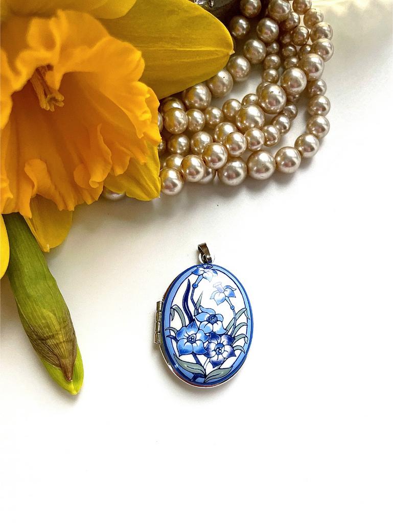 Открывающийся кулон в стиле гжель