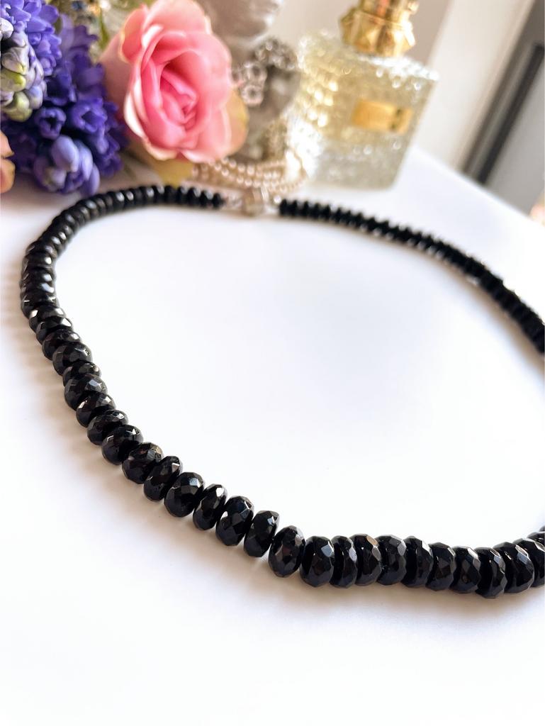 Колье черного цвета