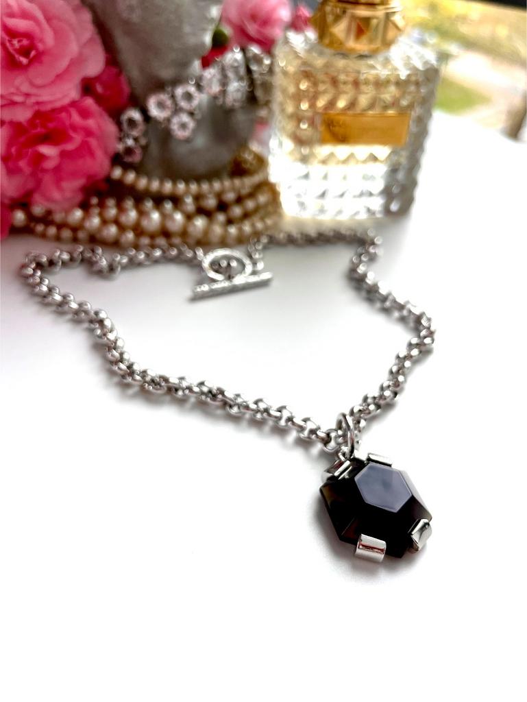 Колье с темным кулоном