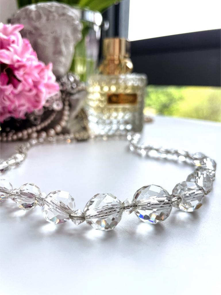 Хрустальное колье на цепи с разными бусинами