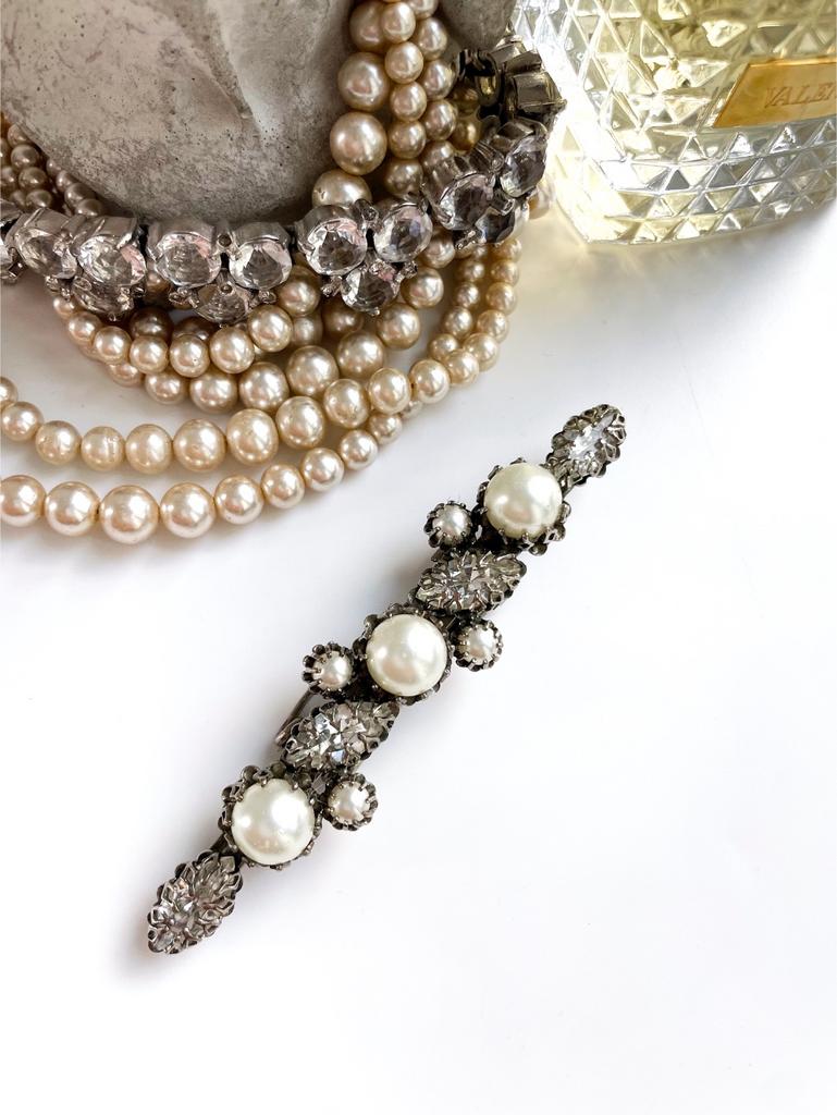 Вертикальная брошь с жемчужинами и кристаллами
