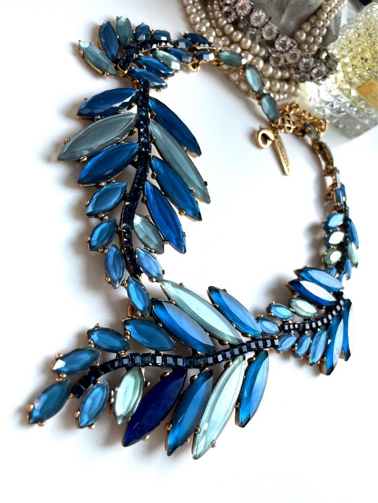 Колье в виде сине-голубых пальмовых листьев