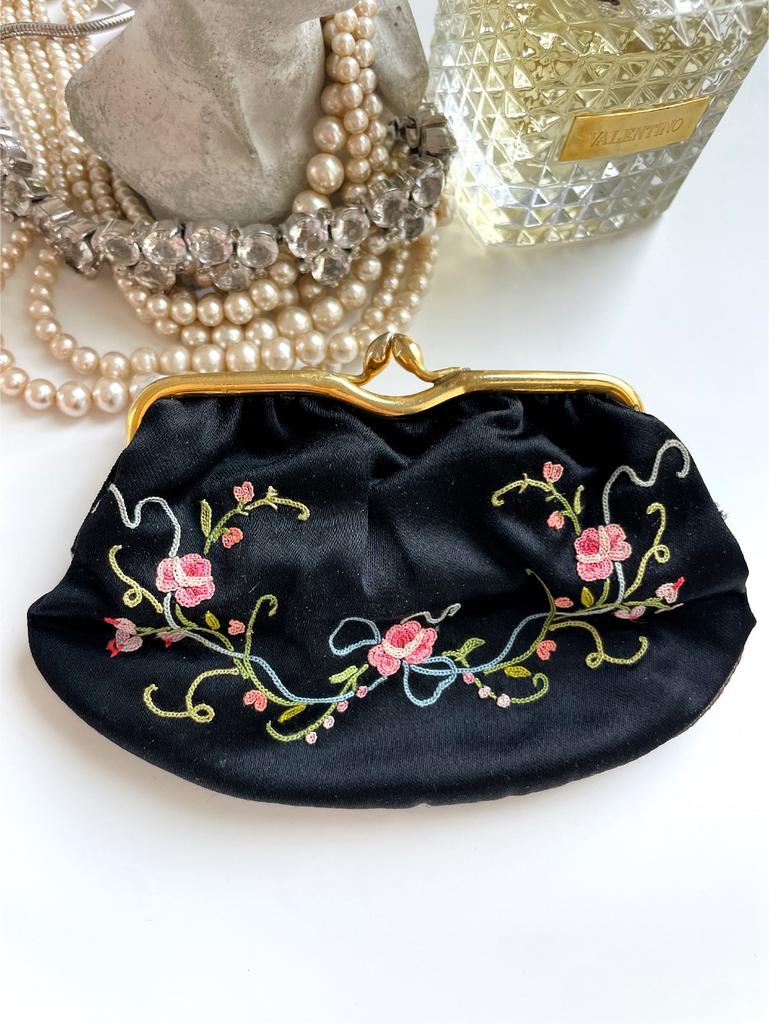 Черная сумка с вышивкой