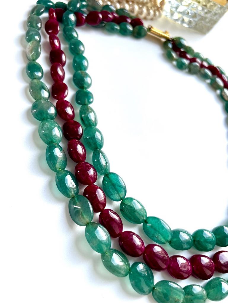 Колье из натуральных красных и зеленых бусин