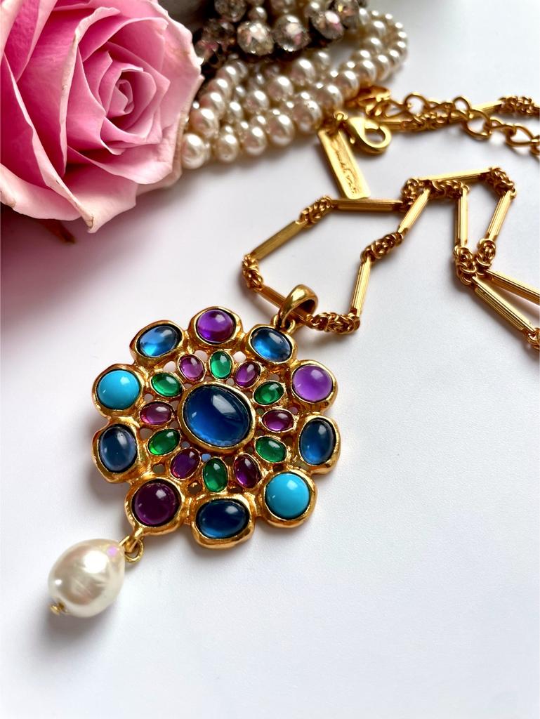 Кулон с разноцветными кабошонами