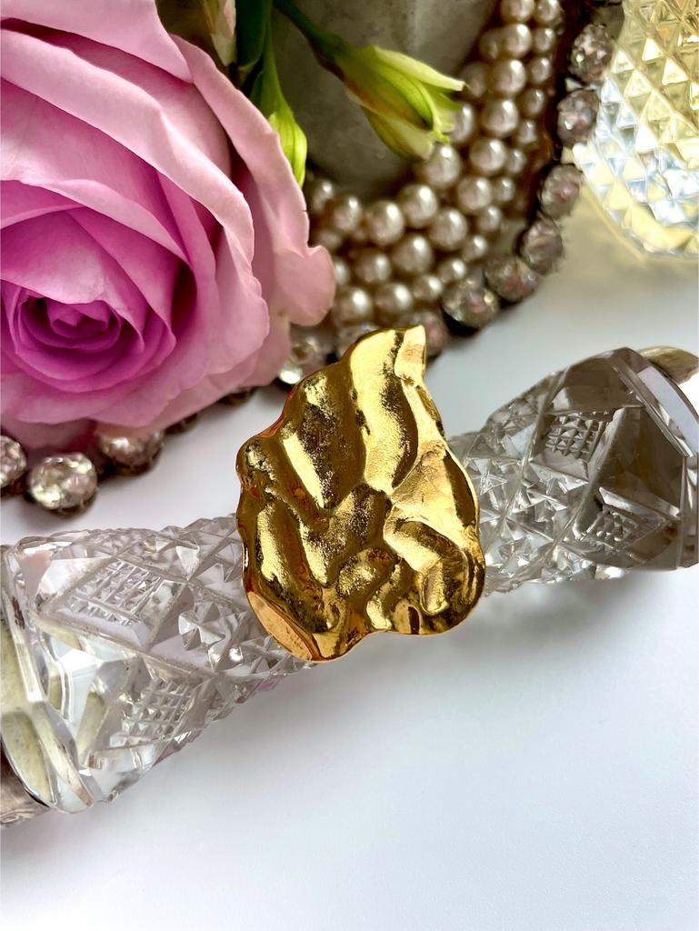 Брошь в виде золотого пламени