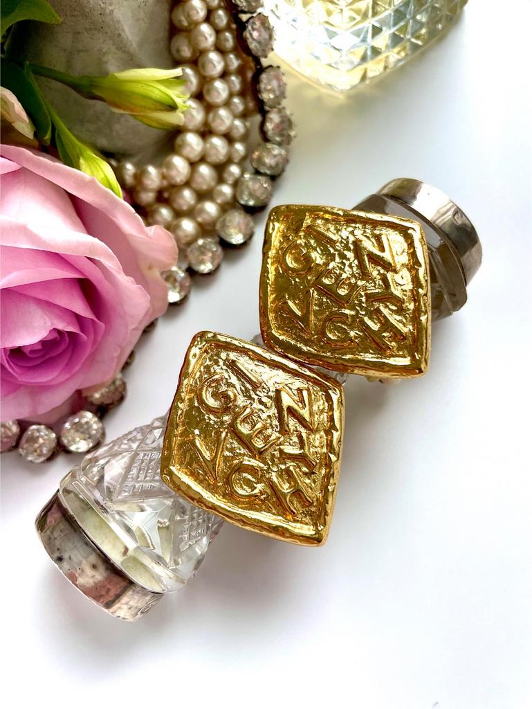 Клипсы ромбы с названием бренда