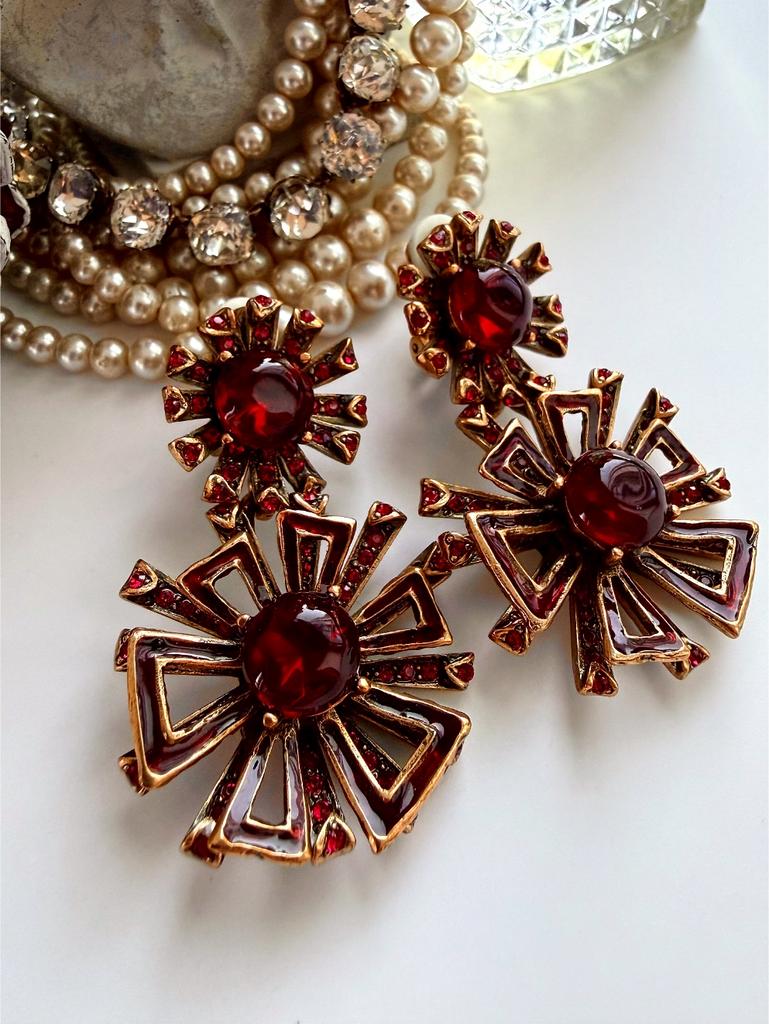 Клипсы с цветами винного оттенка