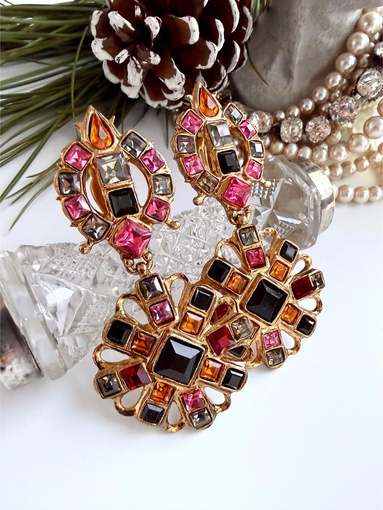 Крупные клипсы с разного цвета кристаллами