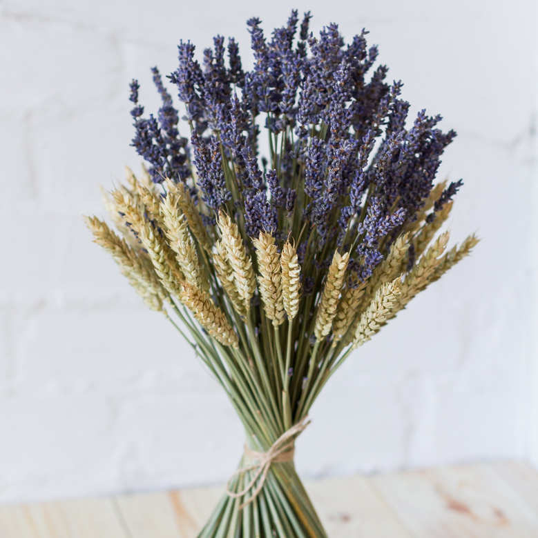 Высокий букет из лавандина и пшеницы