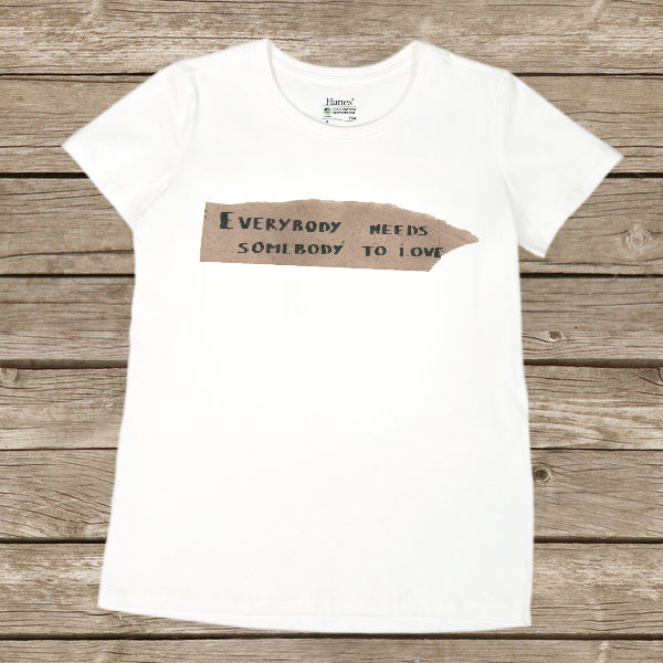 Футболка женская "Everybody needs somebody to love"