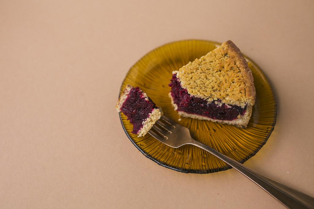 Пирог с брусникой и смородиной, без глютена