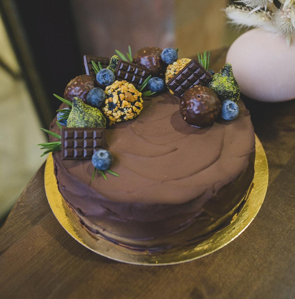 Шоколадный торт с вишней