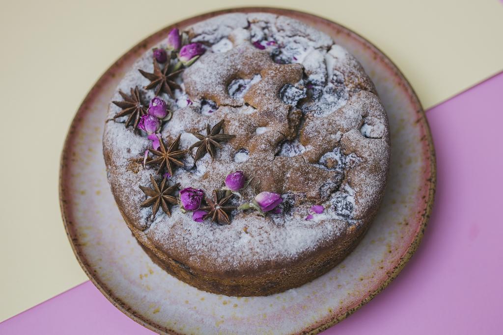 Грушевая шарлотка с вишней