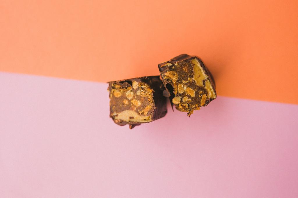 Шоколадно-арахисовая конфета