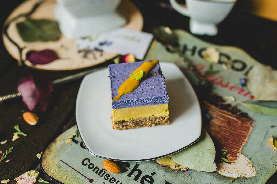 Пирожное "Манго-черника"