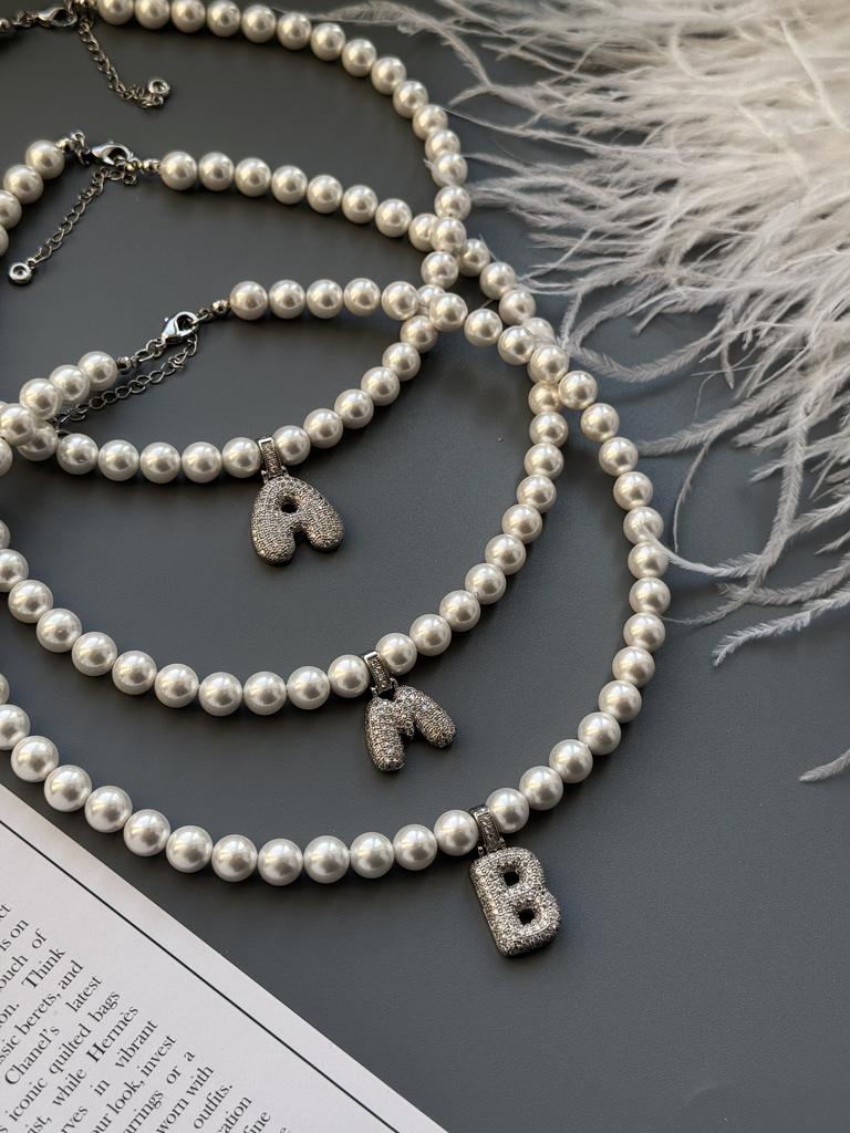 Именной чокер из жемчуга Майорка (разные буквы, родий)