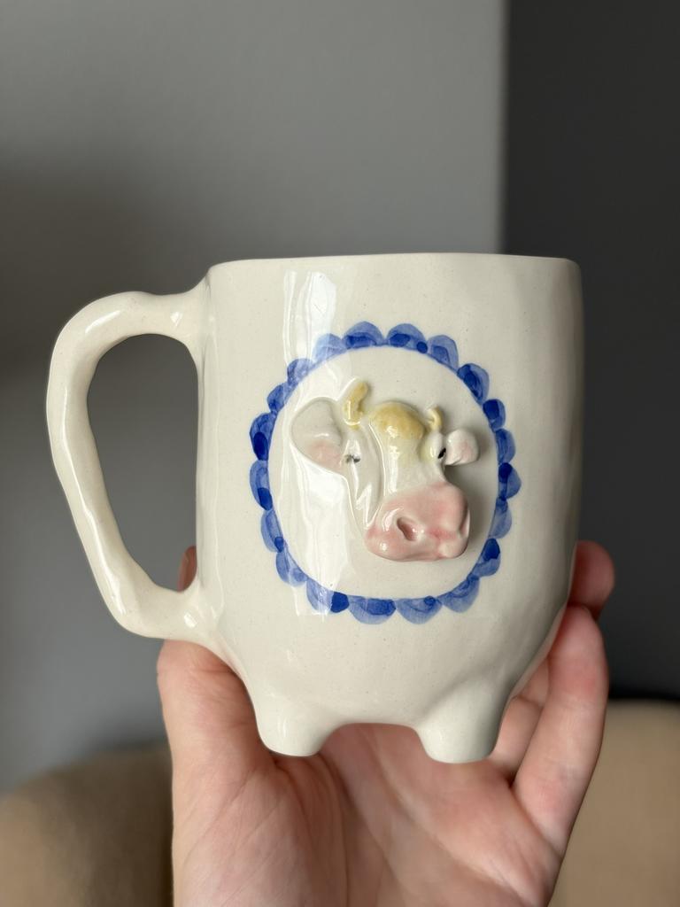 Высокая чашка на ножках с коровкой