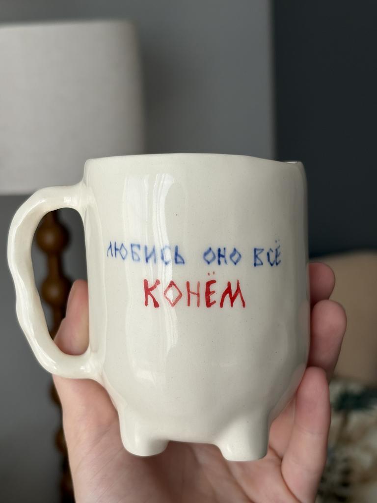 Высокая чашка Любись оно все конем