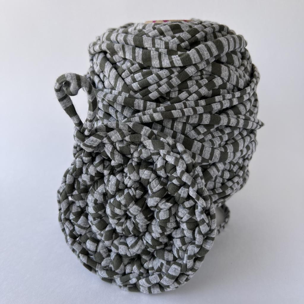 Трикотажная пряжа вторичного производства, 500 гр., цвет "Серый меланж в оливковую полоску"