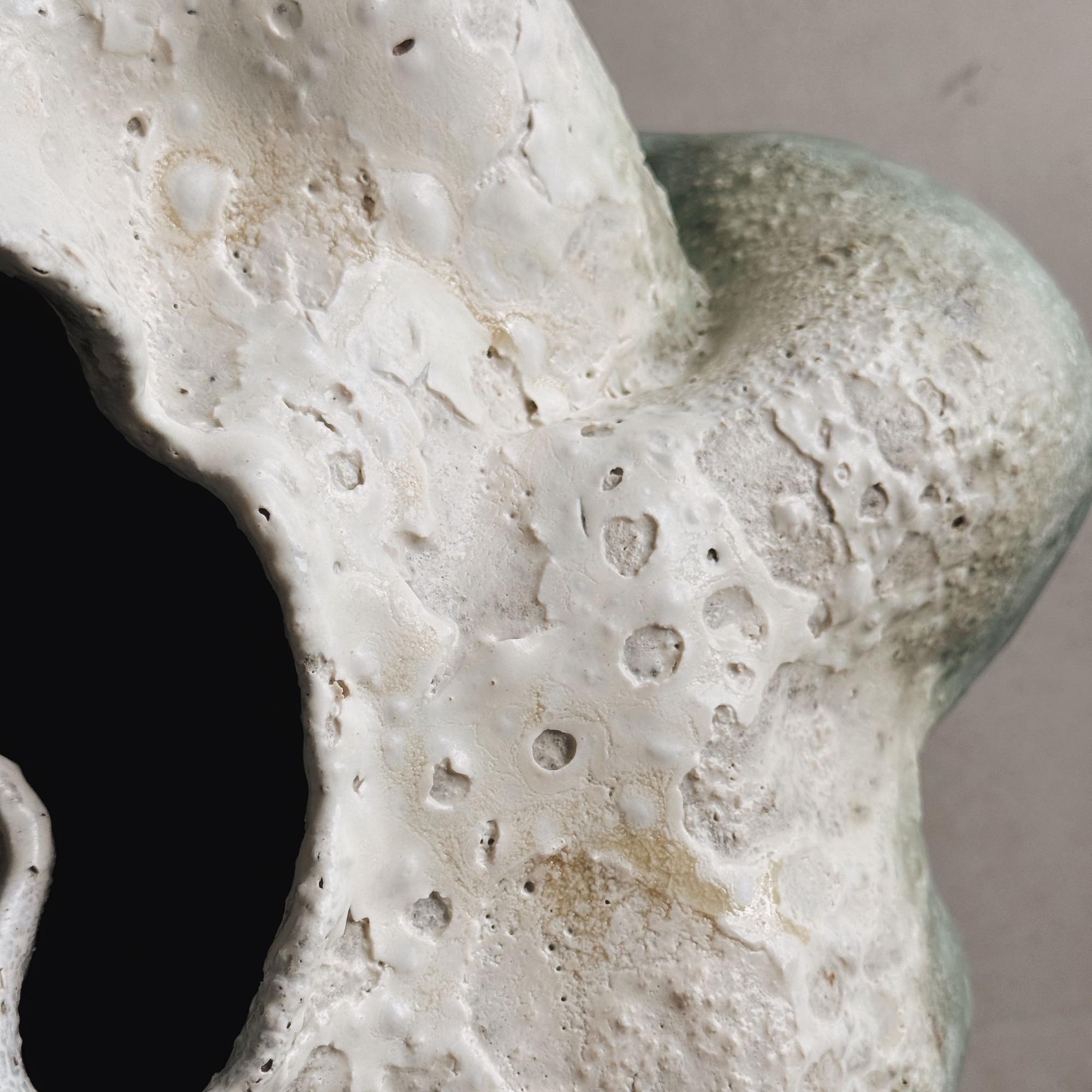 Фактура шамота и авторской глазури вазы Дриада, макро