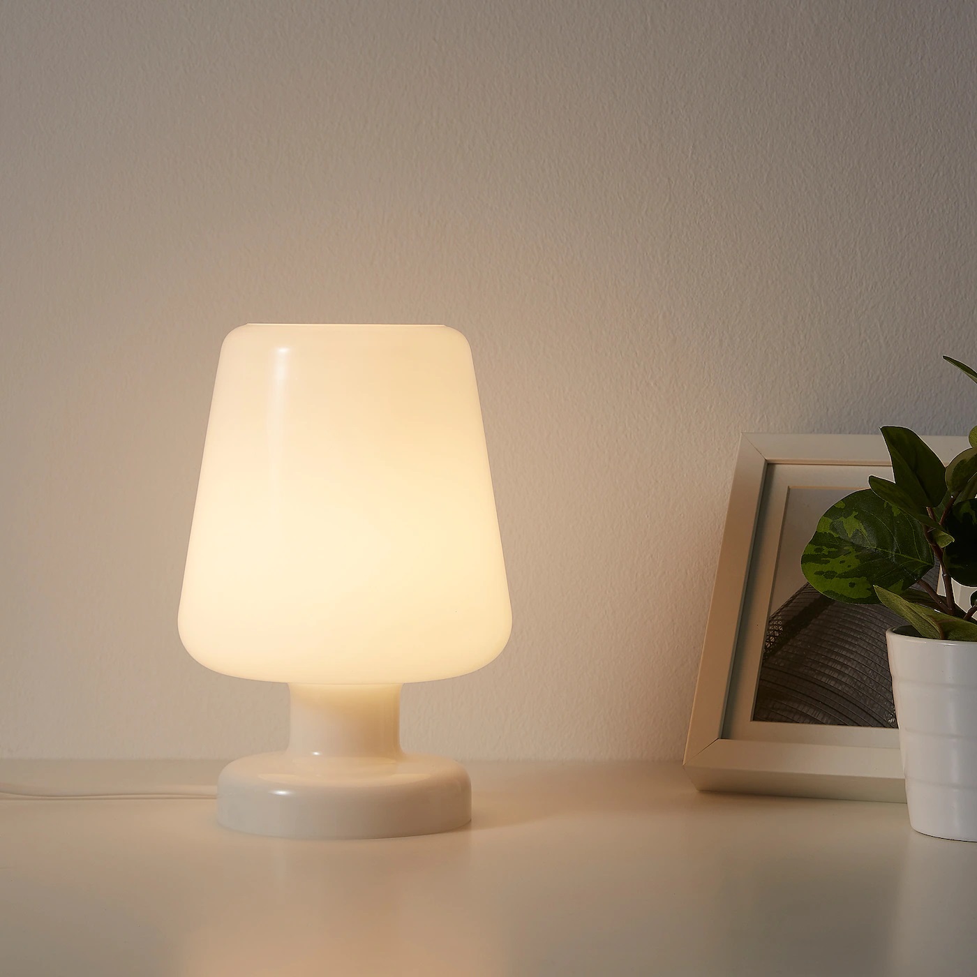 GULDALG IKEA ГУЛДАЛЬГ Лампа настольная, стекло белый 25 см  (ТОВАР ВЫШЕЛ ИЗ АССОРТИМЕНТА)