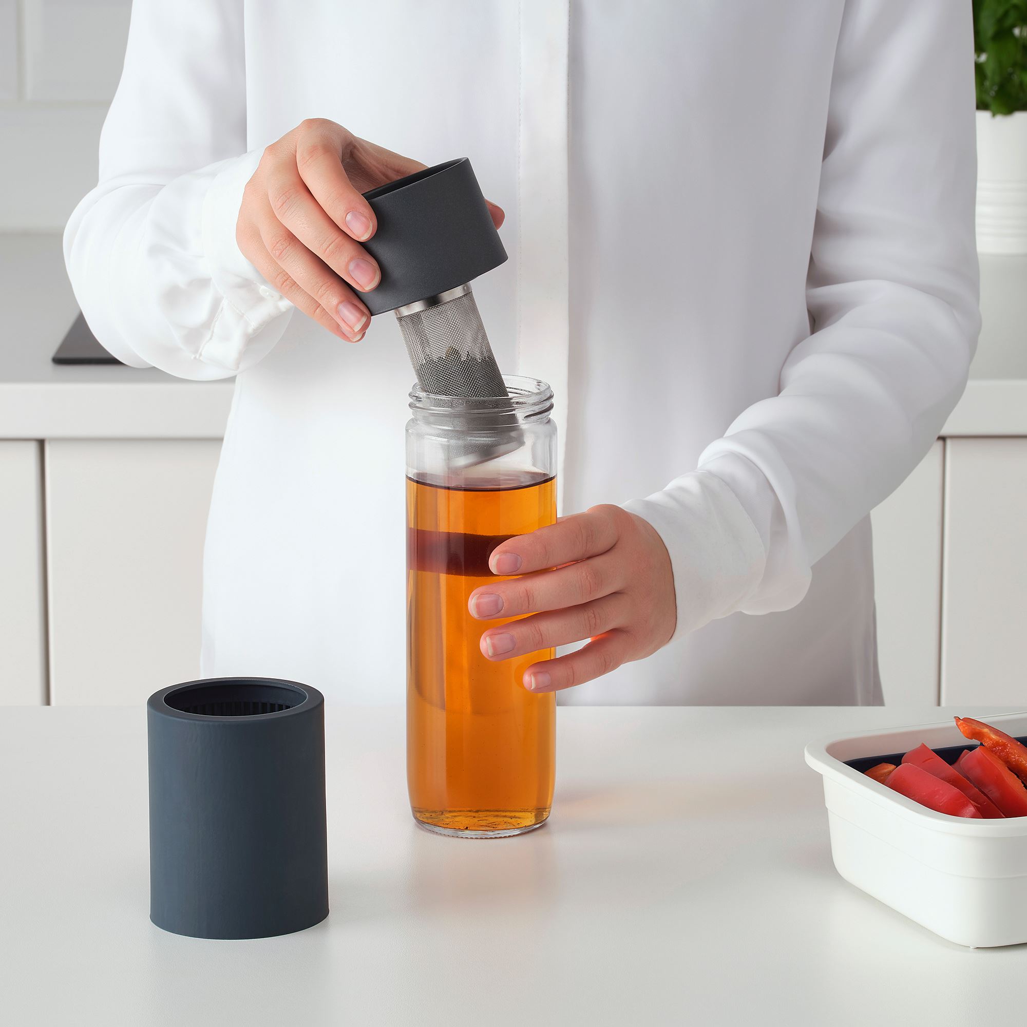 EFTERSTRAVA IKEA Дорожная кружка, прозрачное стекло/силикон, 0.5 л  (ТОВАР ВЫШЕЛ ИЗ АССОРТИМЕНТА)