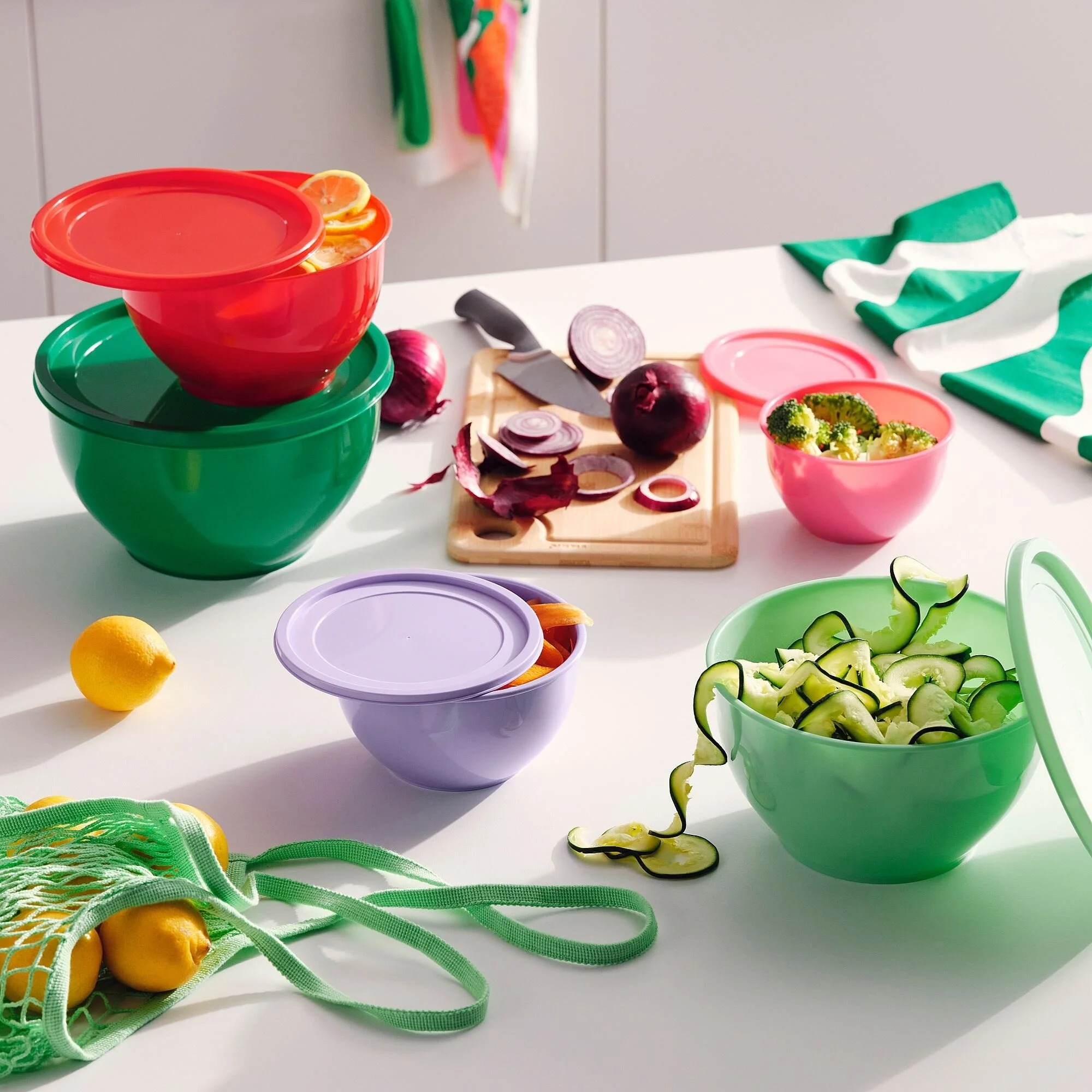 TABBERAS IKEA Миска с крышкой, набор из 5 шт., разные цвета  (ТОВАР ВЫШЕЛ ИЗ АССОРТИМЕНТА)