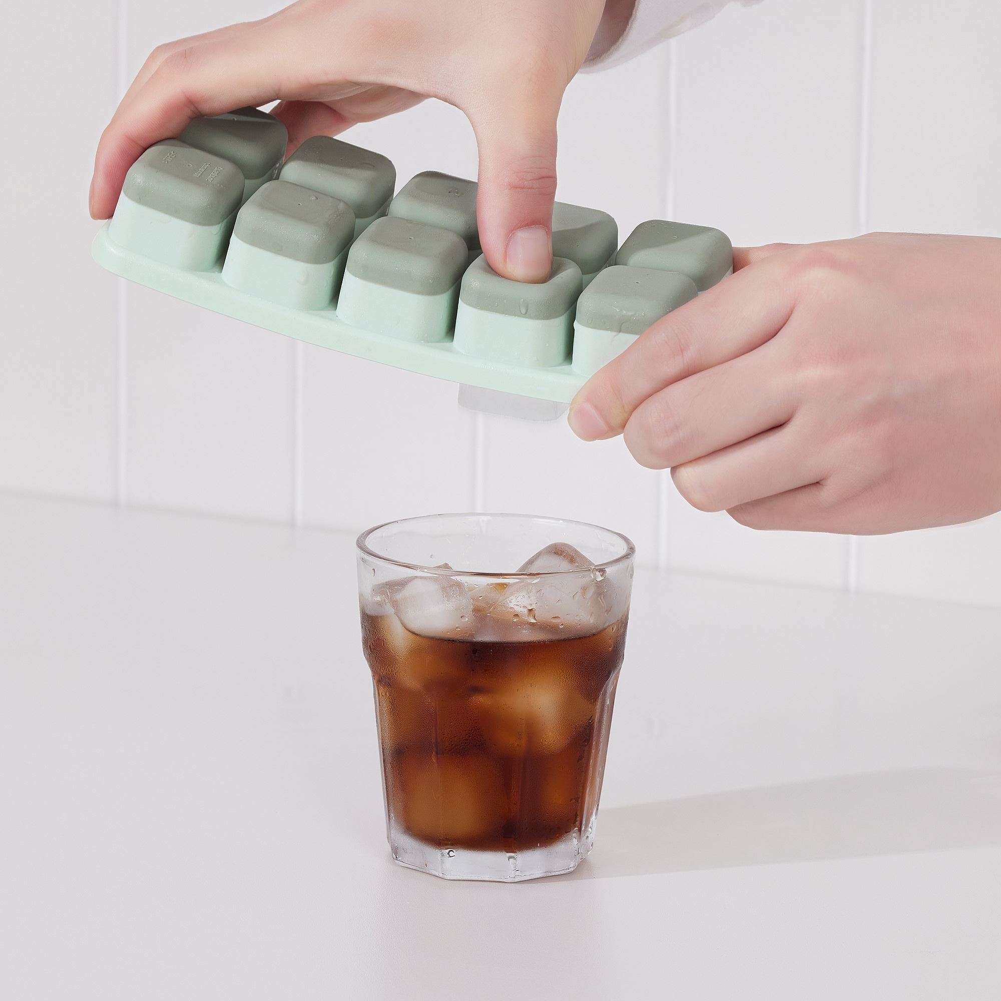 SPJUTROCKA IKEA Формочка для льда с крышкой, разные цвета, 2 шт.