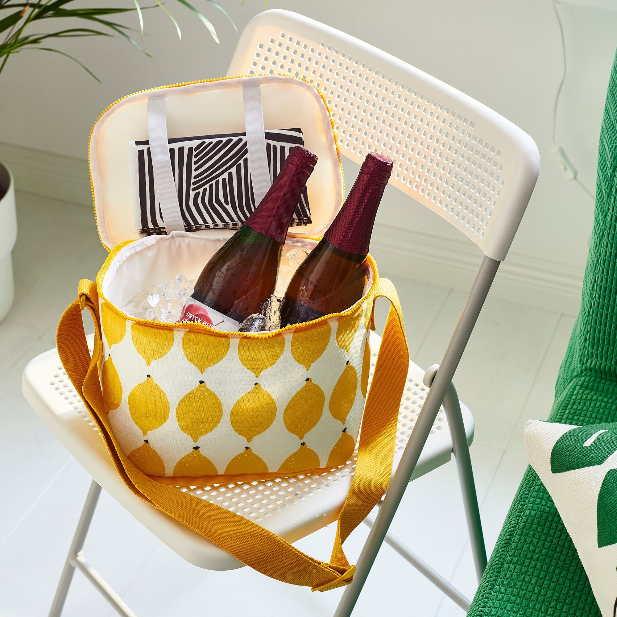 NABBFISK IKEA Сумка-холодильник, полосатый/ярко-желтый, 26x19x19 см  (ТОВАР ВЫШЕЛ ИЗ АССОРТИМЕНТА)