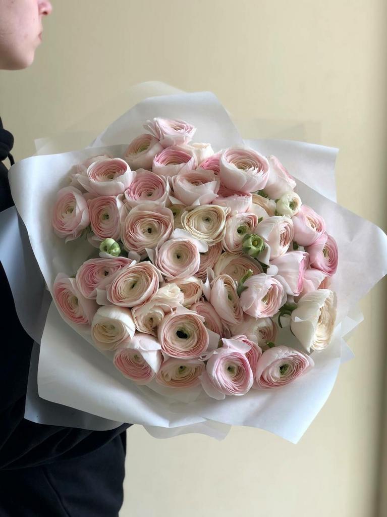 букет ранункулюсов розового цвета 51 шт.
