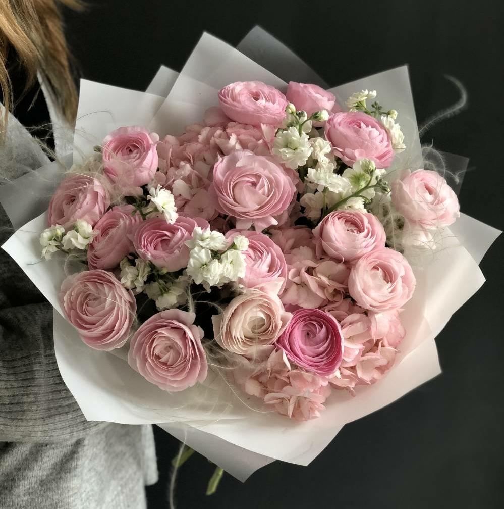 Букет с ранункулюсами и маттиолой #177