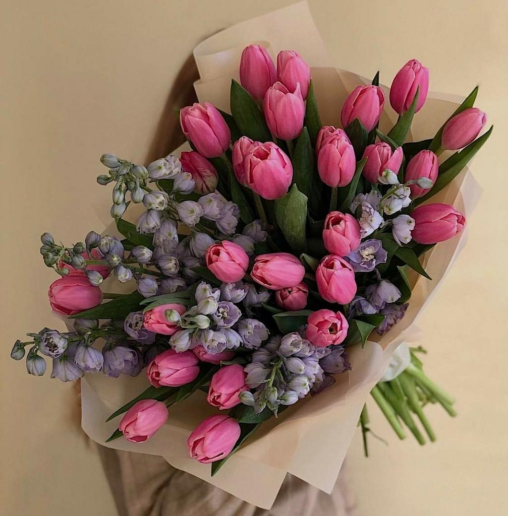 Дельфиниум с розовыми тюльпанами #188