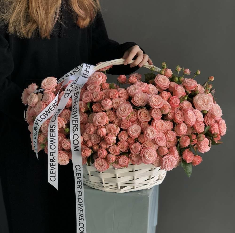 Пионовидные кустовые розы в корзине #190