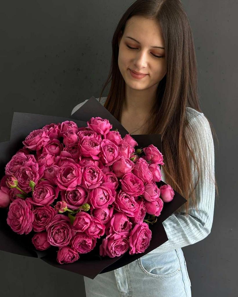 Букет красных кустовых роз в черной упаковке