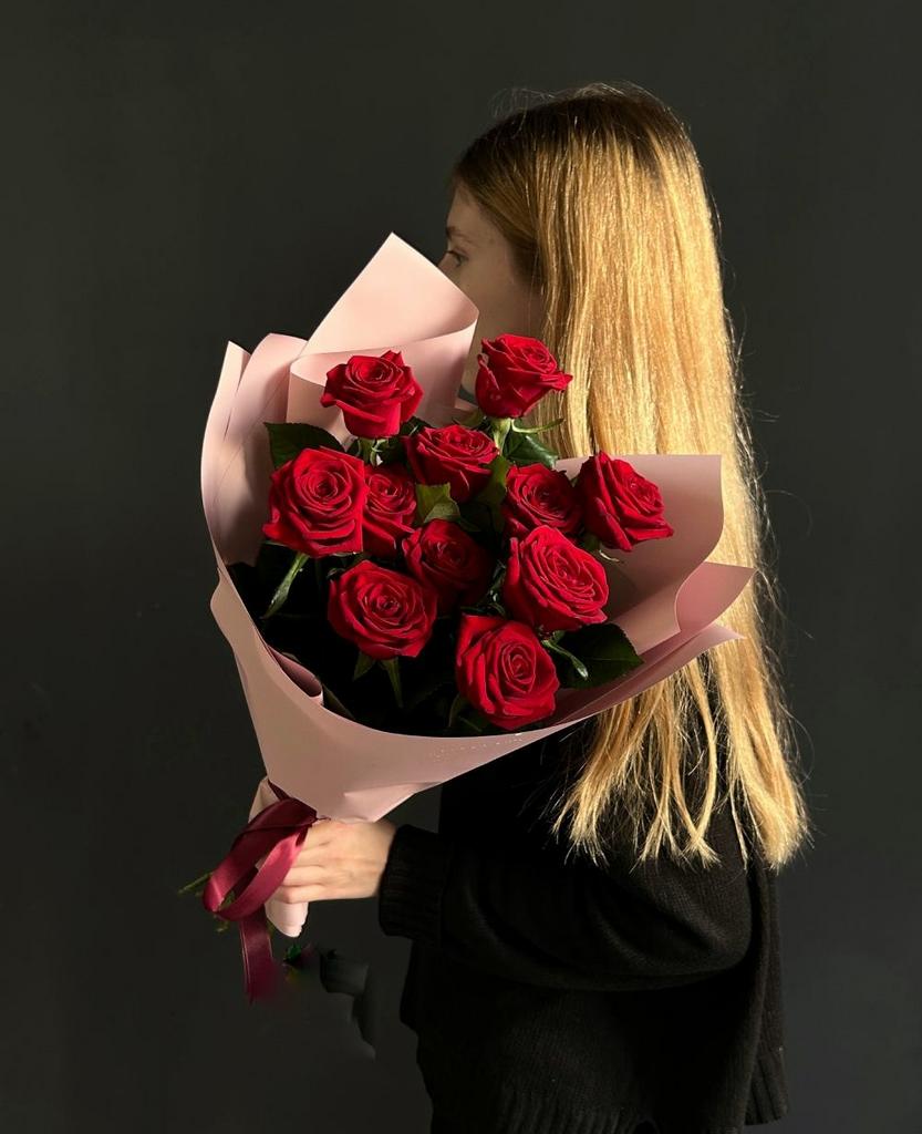 Букет красных роз с моделью