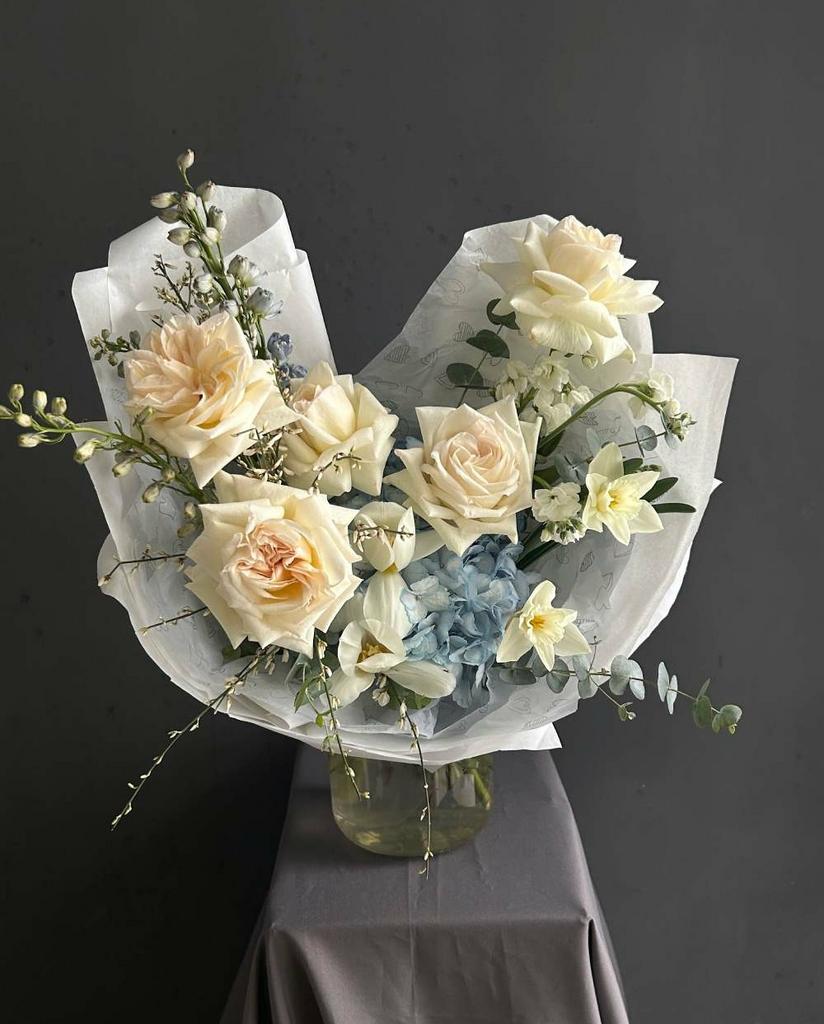 авторский букет с французской розой в вазе