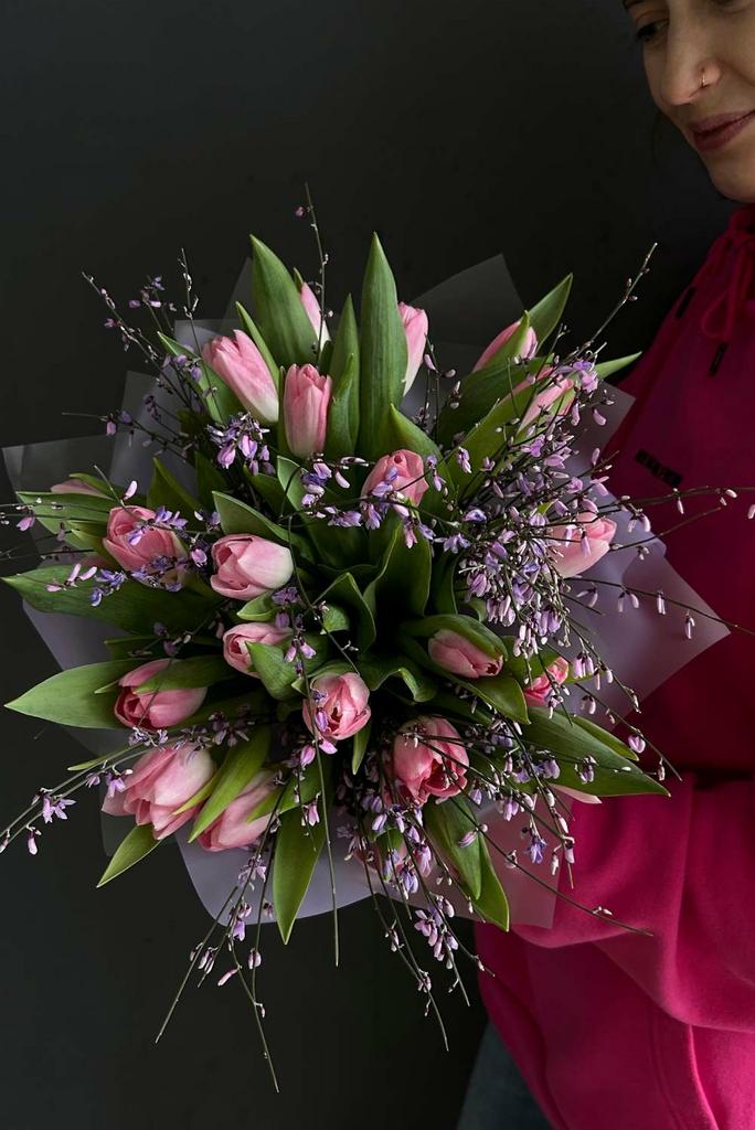 букет розовых тюльпанов с генистой