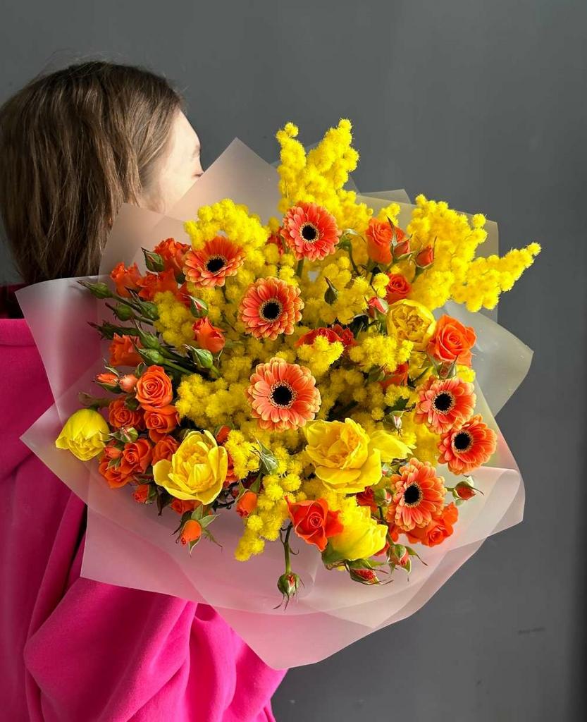 Весенний букет цветов с мимозой