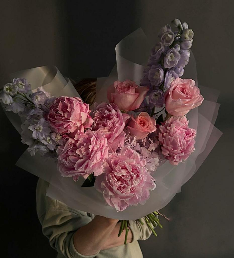 Авторский букет цветов с пионами, гортензией