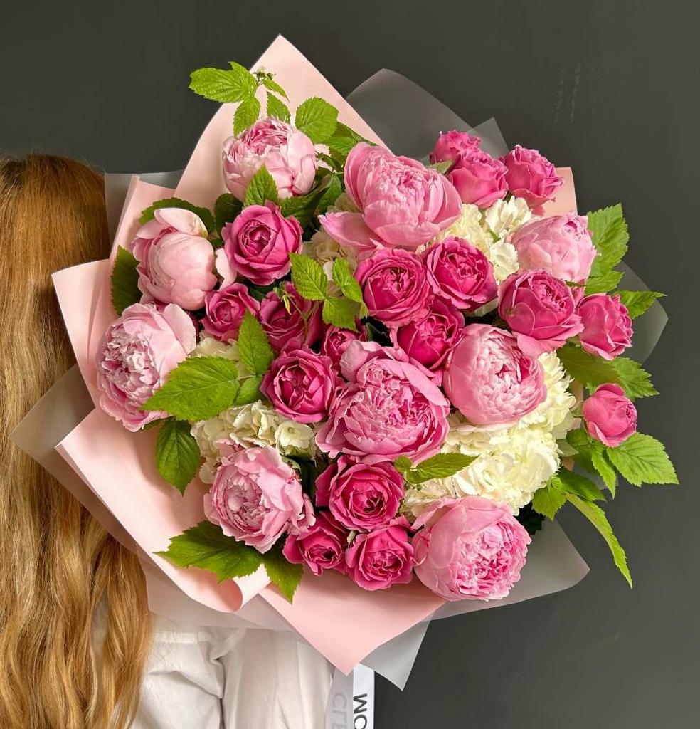 Букет с пионы, пионовидными розами, гортензиями, ветки малины