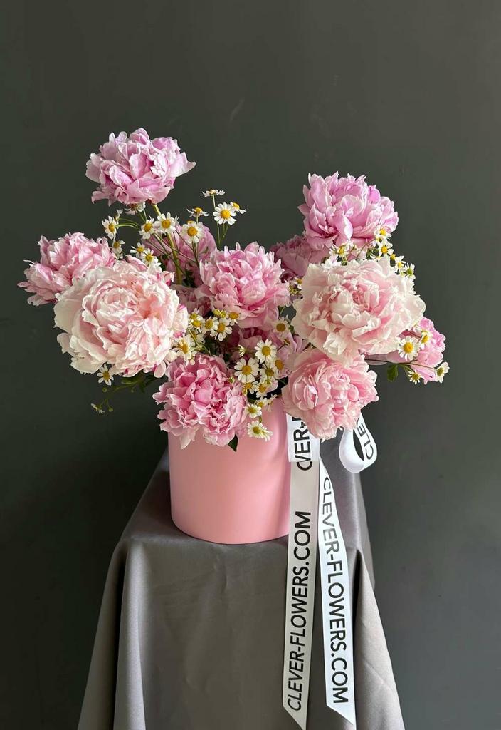 Пионы и ромашки в коробке