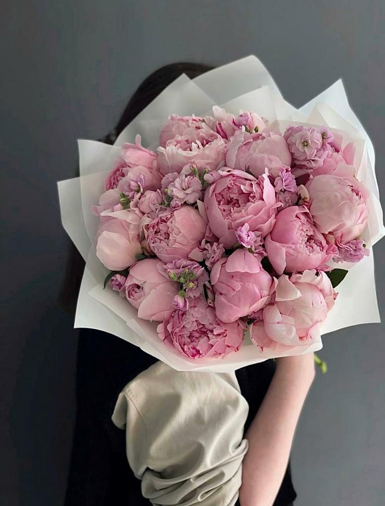 Букет розовых пионов в дизайнерской упаковке