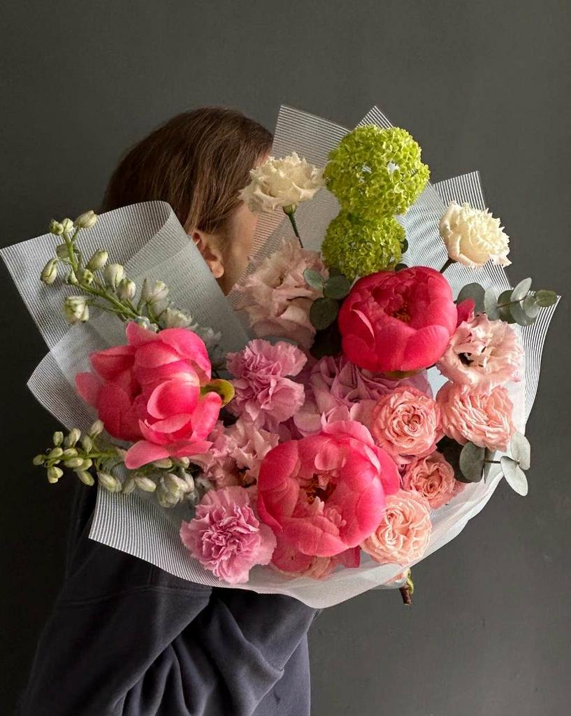 Авторский букет с акцентными красными пионами