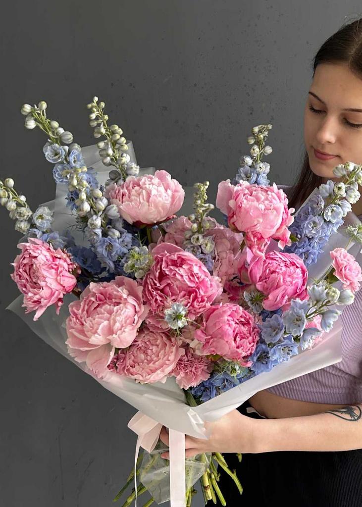 Раскидистый авторский букет с пионами