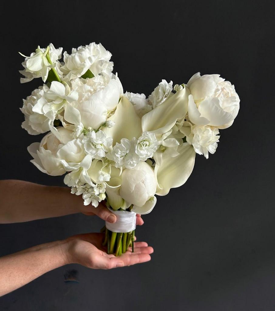 Раскидистый букет невесты из орхидей, пионов, калл